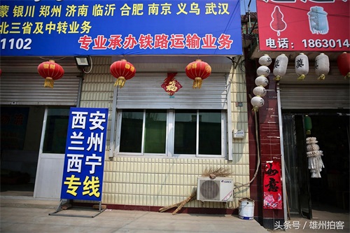 探访全国最大的殡葬批发基地 整条街摆满花圈