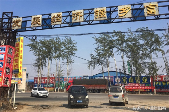 探访全国最大的殡葬批发基地 整条街摆满花圈