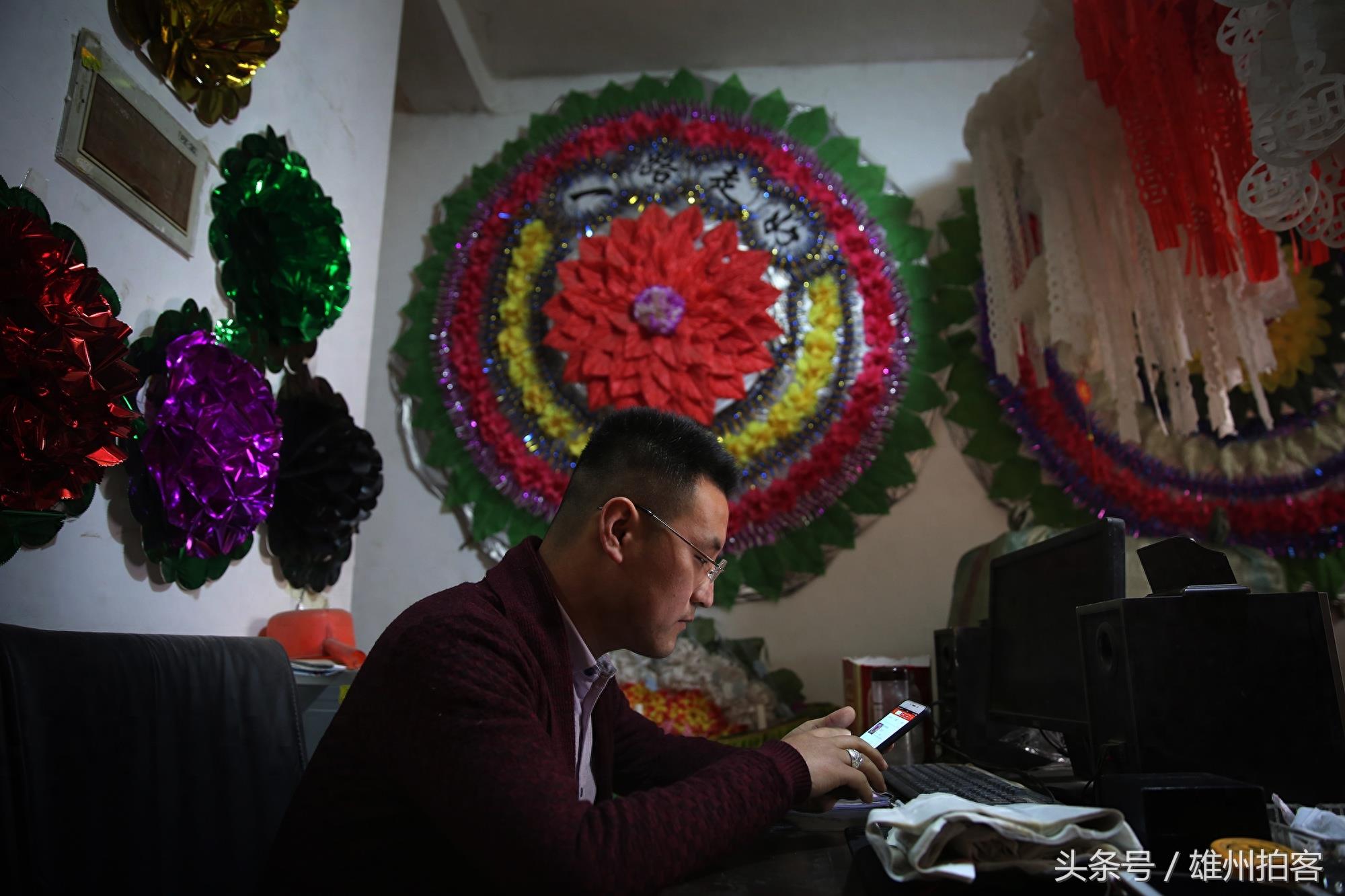 探访全国最大的殡葬批发基地 整条街摆满花圈