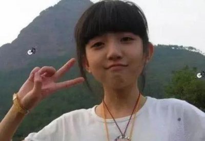 “镇楼女神”长大了,剪刀手女孩现在已经变成了这样?