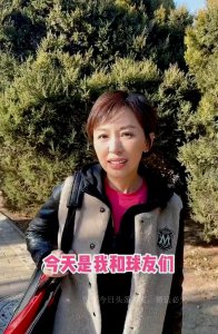 ​45岁欧阳夏丹近况曝光！穿短裙大长腿太吸睛，身材火辣未婚未孕