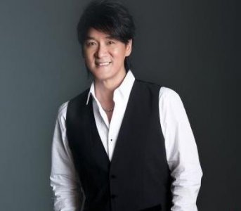 ​形同母子的56岁周华健与同岁妻子康梓兰近况