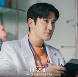 ​崔始源精湛演技高水准演绎《BLOODHOUNDS》和《DNALover》留下深刻印象