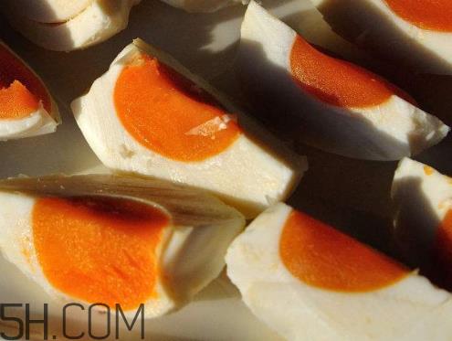 咸鸡蛋发霉了还能吃吗 咸鸡蛋长虫了能吃吗