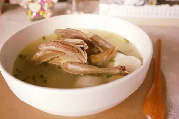 鸽子汤用开水炖还是冷水炖 鸽子汤水放多了有营养吗