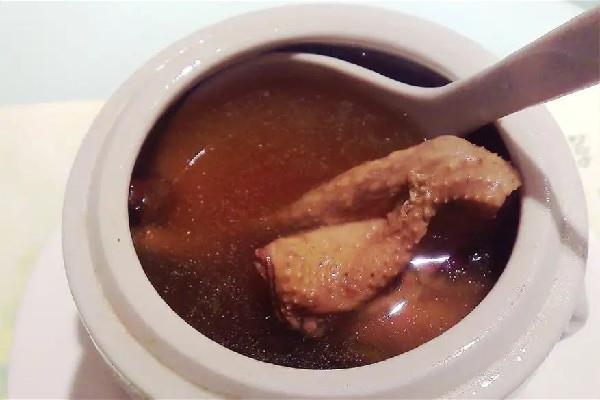 鸽子汤用开水炖还是冷水炖 鸽子汤水放多了有营养吗