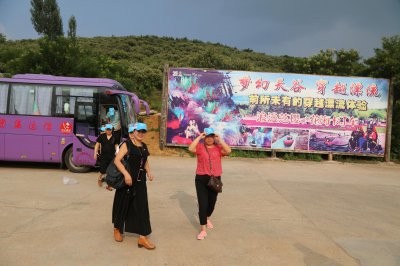 ​河南淮滨：组团沂蒙山看沂水地下大峡谷（组图）