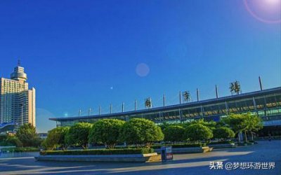 ​临湖依山而建的火车站，全中国就一个，被称为“最美火车站”