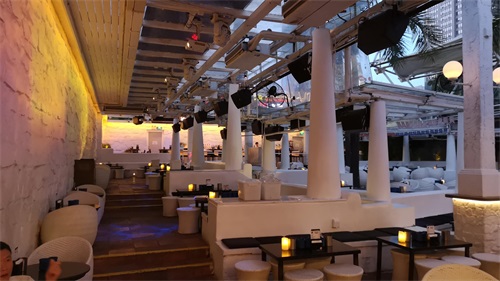 深圳酒吧最集中的地区都在这里，下午的购物公园酒吧街灯光璀璨！