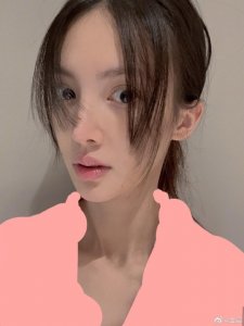 ​金晨微博晒自拍照 自嘲用脚剪的刘海难免有失误