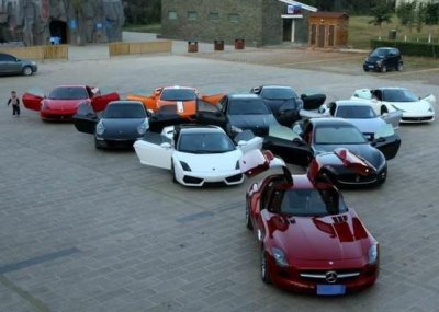 ​洗车店偶遇法拉利488，落地价要在500万，车牌的含义还挺有趣