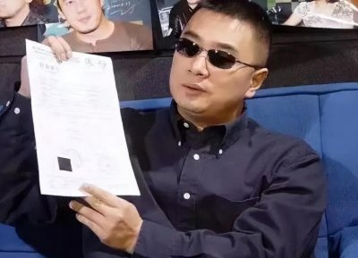 ​国内职业打假第一人王海：律师被打死，26年赚上千万，长期戴墨镜