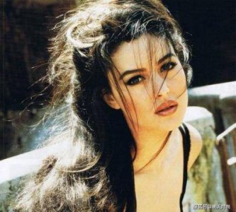 ​意大利国宝级女神，素有“地球球花”之称：年近花甲，颜值依旧耐打