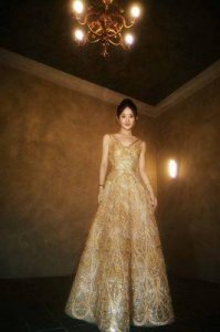 ​赵丽颖惊艳亮相长沙金鹰节，衬衫长裙展现时尚魅力，离婚后迎来事业巅峰