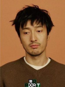 ​王传君带女儿摘柿子引发争议：公众人物的责任与父爱之举