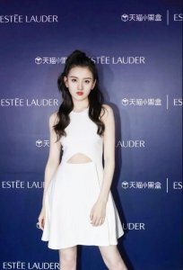 ​雅诗兰黛护肤大使宋祖儿广告霸屏，高奢脸配红裙盛装惊艳