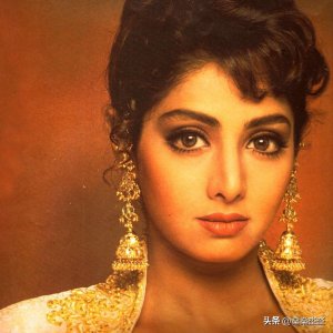 ​从低种姓平民到宝莱坞女皇，54岁去世的希里黛玉一生充满谜团