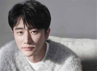 ​坎坷的黄轩：12岁父母离婚，19岁被张艺谋“忽悠”，21岁成孤儿