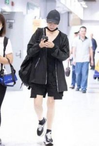 ​64岁宋丹丹携手丈夫游览威尼斯，肌肤白皙有光泽，与主持人李静罕见的同框