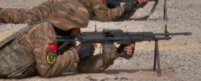 ​握把两脚架同时用，新班用机枪不简单，连射精度媲美射手步枪