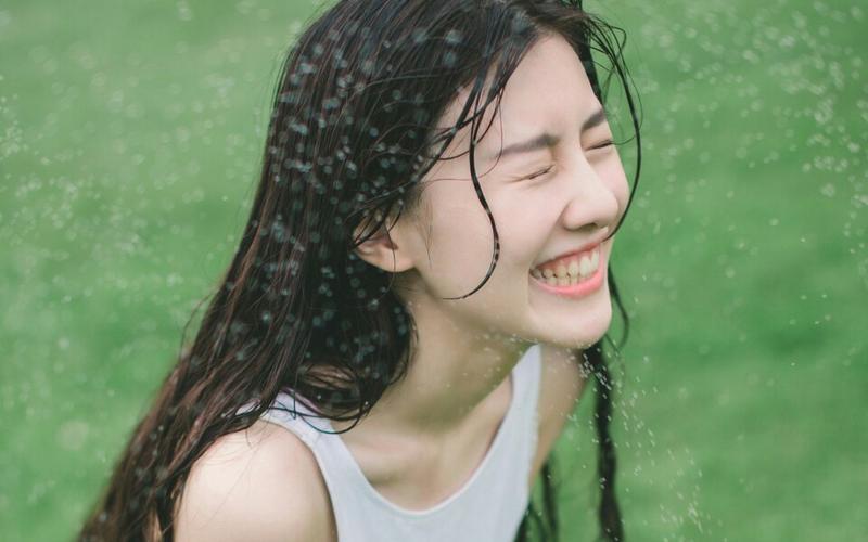 男生追女生的时候发的第一条短信(男生看到正在追求的女生的短信)