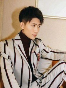 ​张一山被曝新恋情，女方身材出众，曾为童星的他感情生活备受关注