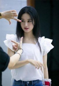 ​赵丽颖重返《快乐大本营》，甜美造型宛如少女，节目表现令人惊讶