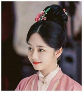 ​谭松韵主演新剧开机，豪华阵容引发期待，创新题材备受瞩目