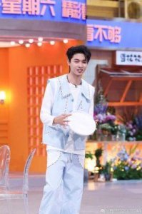 ​秦霄贤父亲背景揭秘：家族企业及与秦瑶关系曝光