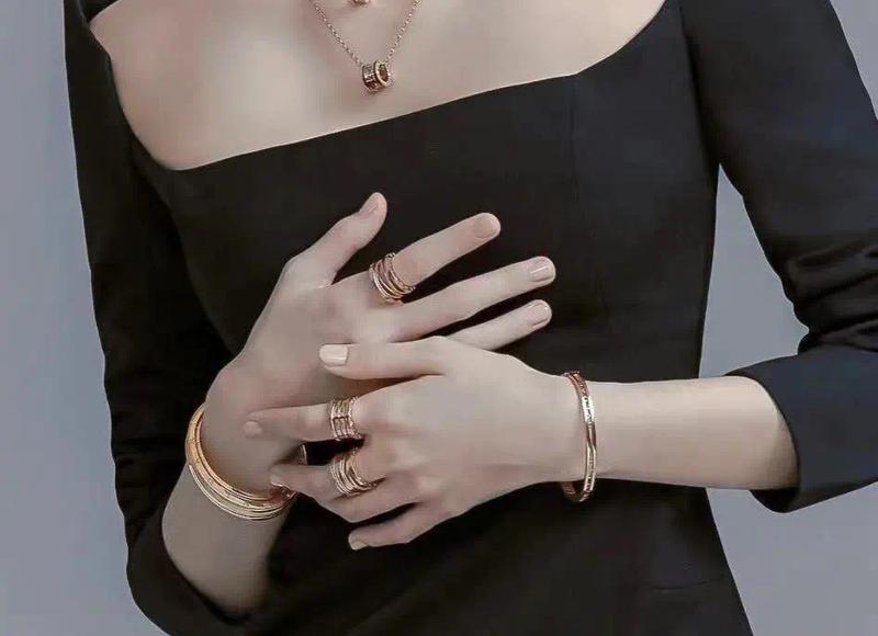 结婚七年没去看望婆婆，如今我车祸住院，婆婆居然主动来照顾我