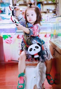 ​《放开我北鼻》里的哈琳，萌到不行，网友：又想骗我生女儿