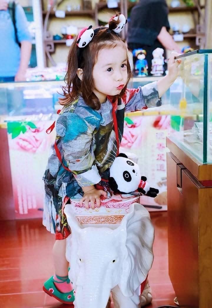 《放开我北鼻》里的哈琳,萌到不行,网友:又想骗我生女儿