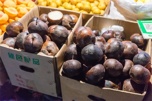 冻梨、冻柿子，在东北越冷的天越要吃凉的