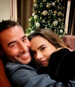 ​维密超模AA躺在亚裔男友怀中好甜！雪地里穿比基尼好勇猛，太性感