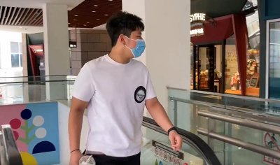 ​郭涛晒15岁儿子近照！小石头长成帅哥变化大，被爸爸喂鸡蛋好温馨