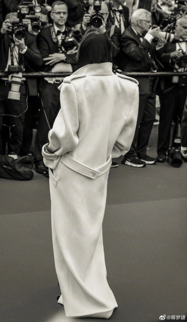 戛纳红毯造型被吐槽 蒋梦婕:随便说,我很喜欢