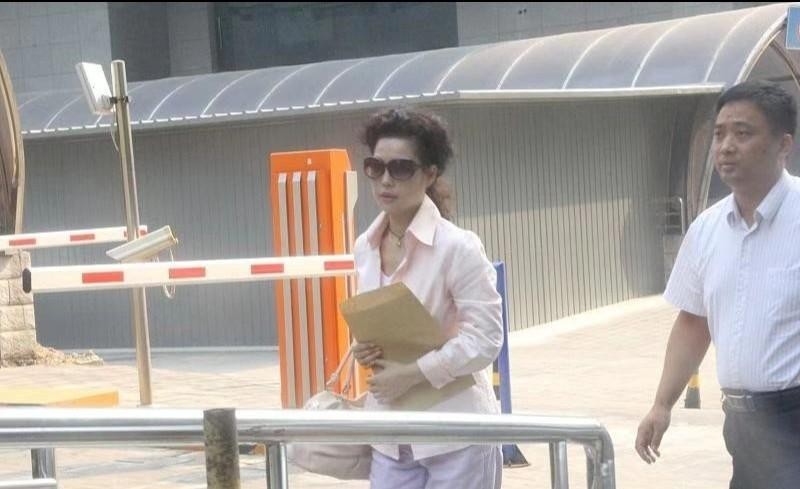 梦鸽年龄多少(56岁梦鸽人年轻打扮却老套)