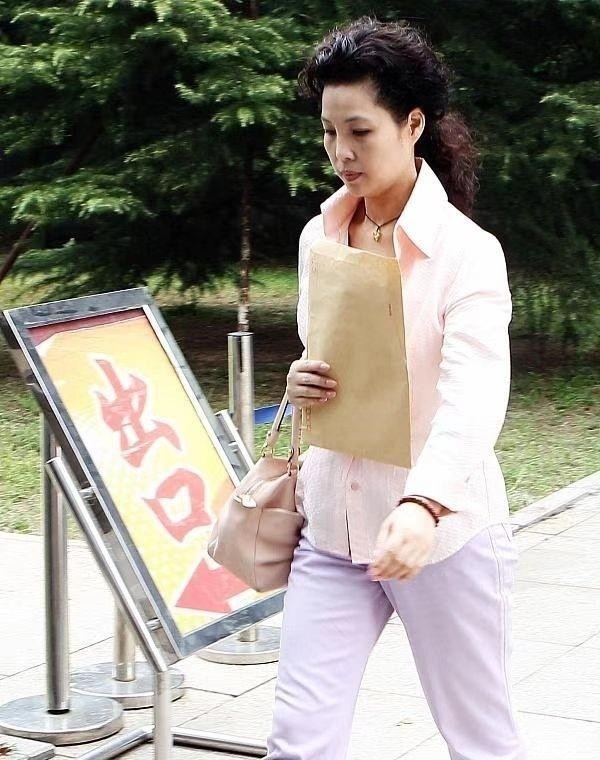 梦鸽年龄多少(56岁梦鸽人年轻打扮却老套)