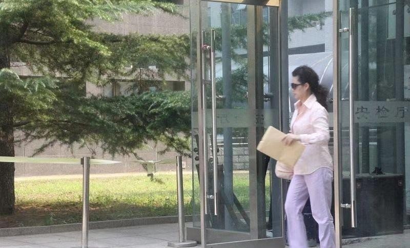 梦鸽年龄多少(56岁梦鸽人年轻打扮却老套)