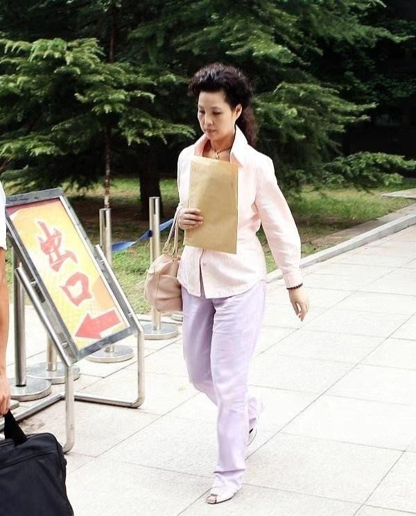 梦鸽年龄多少(56岁梦鸽人年轻打扮却老套)