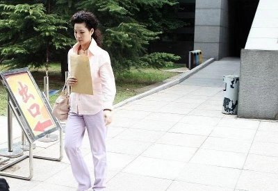 ​梦鸽年龄多少（56岁梦鸽人年轻打扮却老套）