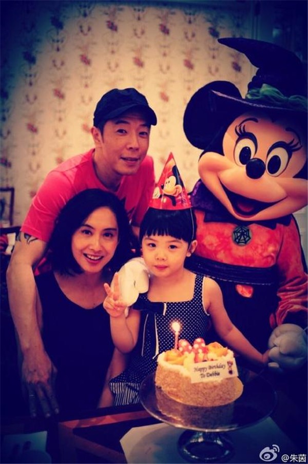 黄贯中靠什么经济来源一年的收入有多少,黄贯中在香港的地位现状