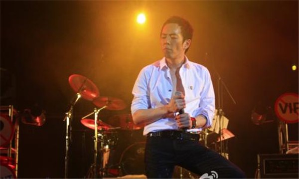 黄贯中靠什么经济来源一年的收入有多少,黄贯中在香港的地位现状