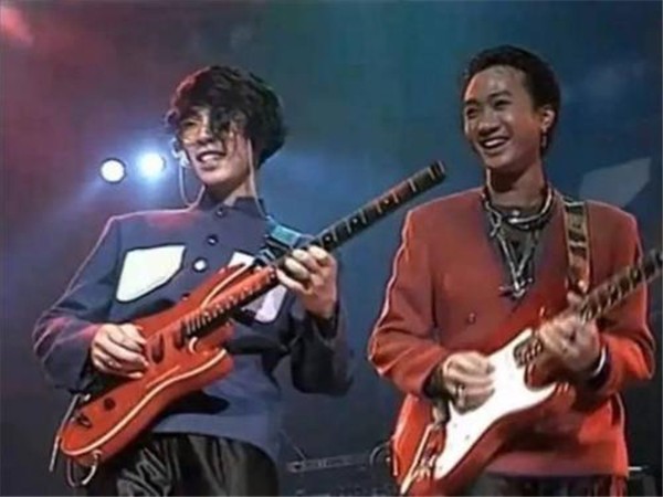 黄贯中靠什么经济来源一年的收入有多少,黄贯中在香港的地位现状