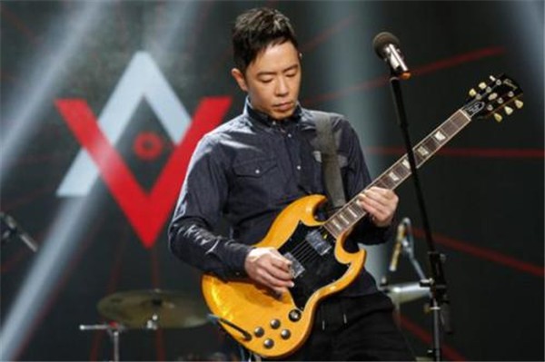 黄贯中靠什么经济来源一年的收入有多少,黄贯中在香港的地位现状