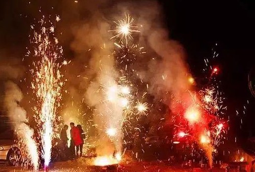 过年放鞭炮的来历,春节为什么要放鞭炮的传说图1