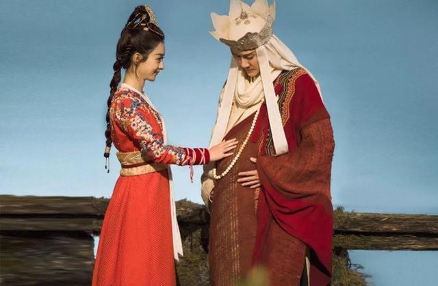 赵丽颖和冯绍峰认识多久了 赵丽颖为冯绍峰庆生(5)