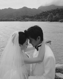 深V到肚脐!陈乔恩披白纱「破尺度露半球」 婚礼同框七朵花伴娘团