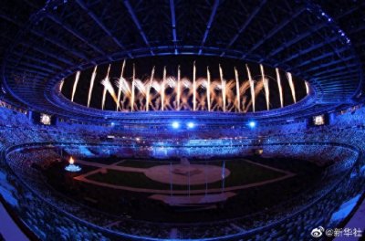 东京奥运会闭幕式正在进行 | 现场出现“光之五环”
