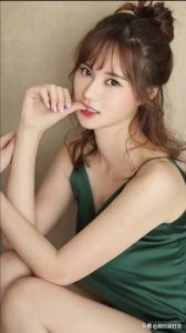 吴一迪,赵本山身材最好的徒弟,曾担任其助理,骑车好潇洒